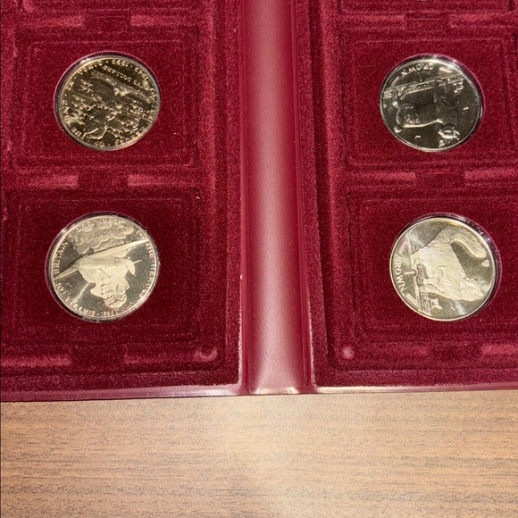 Red Coin Collection Album - Picture 5 of 7